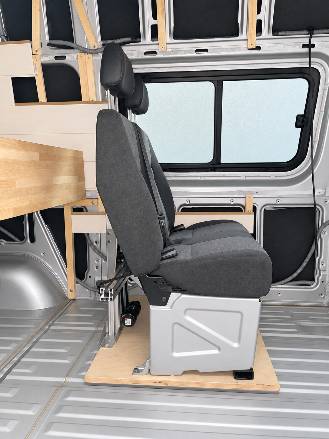 Beifahrer-Doppelsitzbank auf Sitzkasten und Bodenplatte im Mercedes Sprinter, Seitenansicht