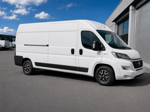 Weißer Fiat Ducato Kastenwagen (ab 2021) vor der Werkstatt