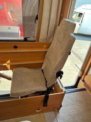 Klappsitz in der Sitztruhe (Versenkbar bei Nichtgebrauch)