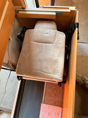 Klappsitz in der Sitztruhe (Versenkbar bei Nichtgebrauch)