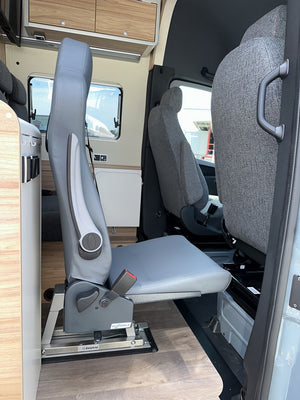 Nachgerüsteter Einzelsitz im Wohnmobil mit grauem Polster, Sitzfläche ausgeklappt