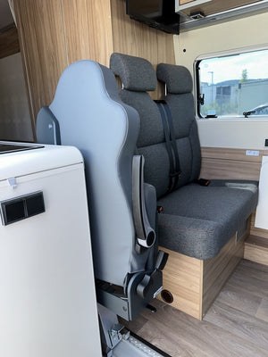 Zusatzsitz neben Sitzbank im teilintegrierten Wohnmobil