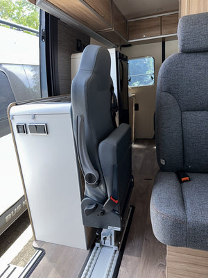 Nachgerüsteter Einzelsitz im Wohnmobil, Blick durch die Schiebetür