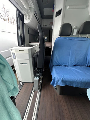 Nachgerüsteter Sitzplatz auf Bodenschienen im Camper-Wohnraum