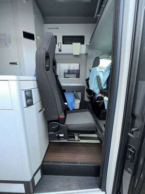 Nachgerüsteter Einzelsitz hinter dem Fahrerhaus im Kastenwagen-Wohnmobil