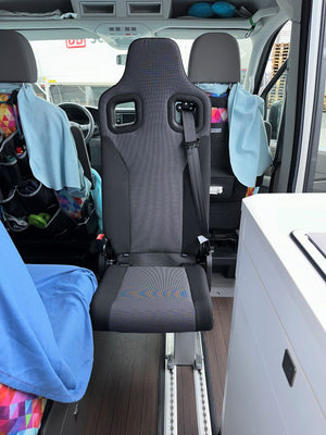Nachgerüsteter Sitz mit integriertem Drei-Punkt-Gurt im Camper, Blick nach vorn