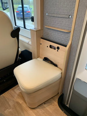 Beckengurtsystem für einen Sitzplatz gegen die Fahrtrichtung in vorhandener Sitztruhe hinter der ersten Sitzreihe nachrüsten. Inklusive Fertigung einer steckbaren Rückwand.