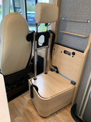 Beckengurtsystem für einen Sitzplatz gegen die Fahrtrichtung in vorhandener Sitztruhe hinter der ersten Sitzreihe nachrüsten. Inklusive Fertigung einer steckbaren Rückwand.