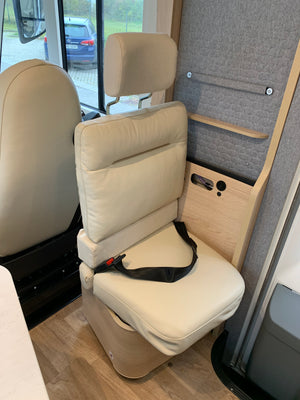 Beckengurtsystem für einen Sitzplatz gegen die Fahrtrichtung in vorhandener Sitztruhe hinter der ersten Sitzreihe nachrüsten. Inklusive Fertigung einer steckbaren Rückwand.