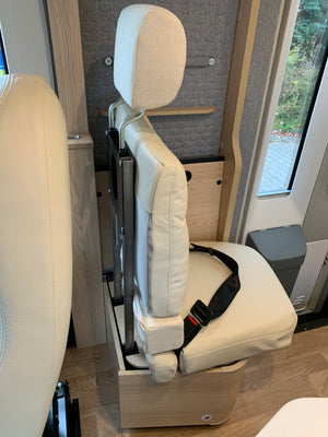 Beckengurtsystem für einen Sitzplatz gegen die Fahrtrichtung in vorhandener Sitztruhe hinter der ersten Sitzreihe nachrüsten. Inklusive Fertigung einer steckbaren Rückwand.