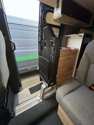 Nachgerüsteter Klappsitz im Camper-Van, Sitzfläche hochgeklappt