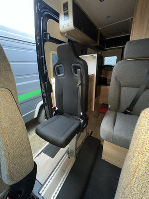 Nachgerüsteter Einzelsitz im Camper-Van, Sitzfläche ausgeklappt