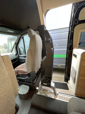 Zusatzsitz hinter dem Fahrersitz im ausgebauten Camper-Van
