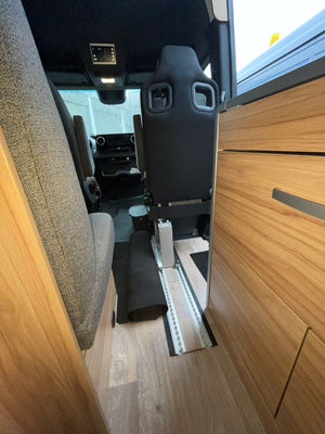 Nachgerüsteter Sitzplatz auf Bodenschiene im Camper mit Holzboden