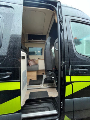 Camper-Van mit offener Schiebetür und nachgerüstetem Einzelsitz