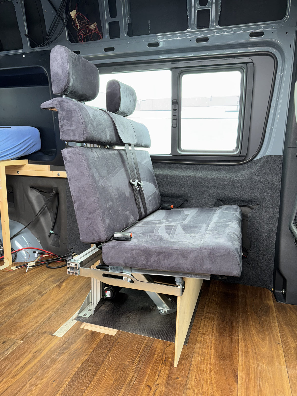 Relaxo Sitzbank ohne Sitztruhe in Relax-Position mit nach vorne ausgezogener Sitzfläche