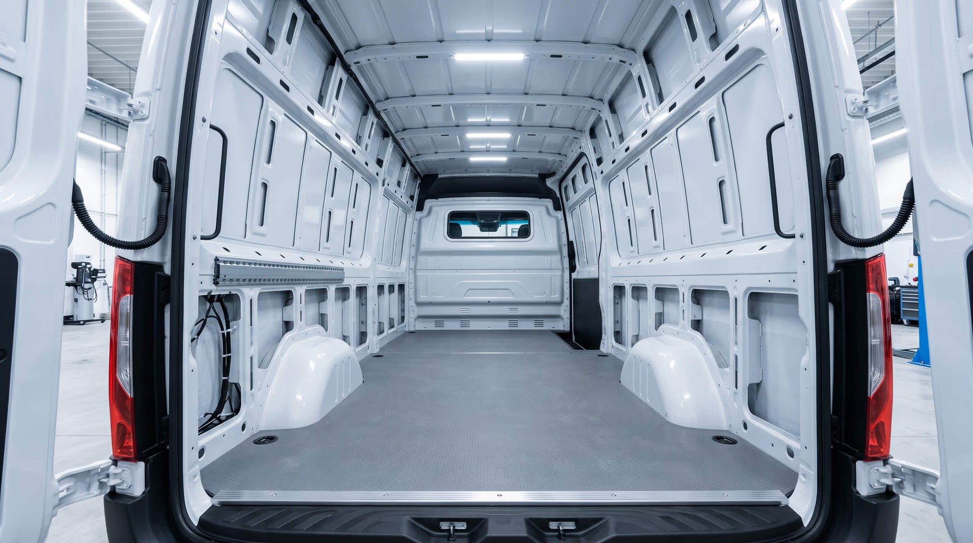 Leerer Kastenwagen-Laderaum vor dem Camper-Erstausbau in der Werkstatt